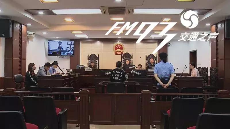 撞了信号灯逃逸从轻处理红绿灯追尾前车走了有责任吗