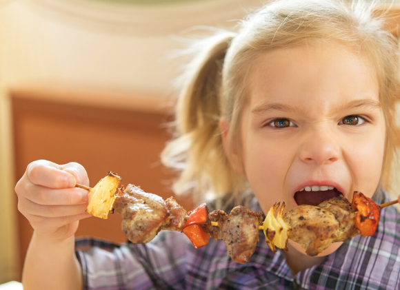 宝宝睡觉前爱哭闹掐脖子