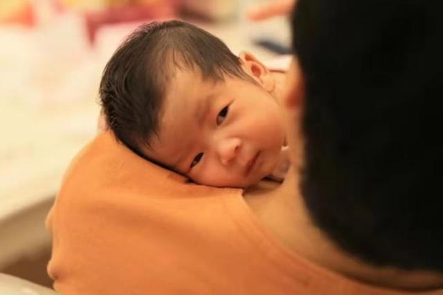 宝宝不抱就不睡怎么办