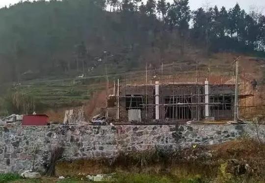 花35万回老家盖房，三层别墅人人羡慕，一场暴雨我却成了全村笑话