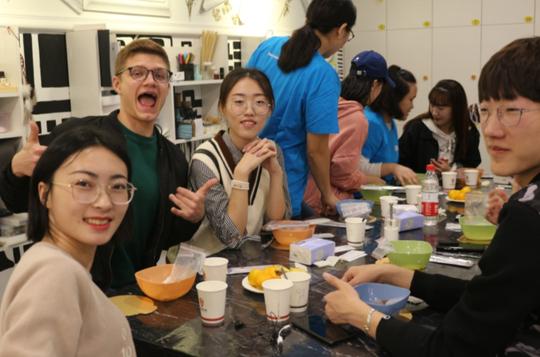 留学生家庭背景调查，普通家庭占一半，掏空家底出国深造是否值得