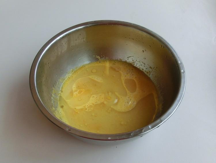 鸡蛋黄加淡奶油怎么做(蛋黄液怎么弄才刷出来金黄)