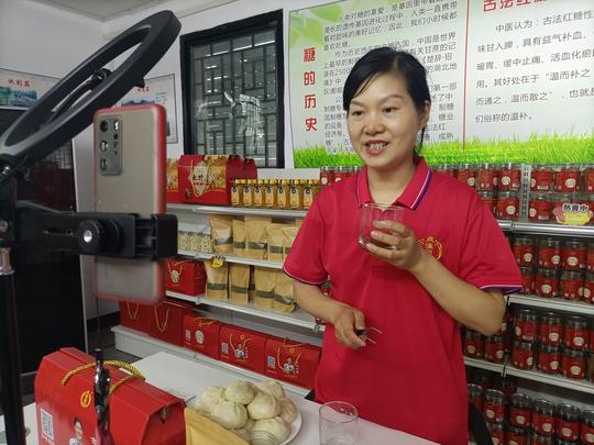 古法红糖创始人靖响林在甘蔗地直播，为下个月熬糖做“热身”