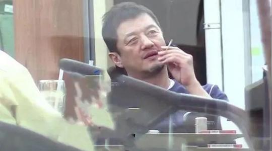 49岁李亚鹏见家长，生意失败很沧桑，与小19岁超模女友像父女