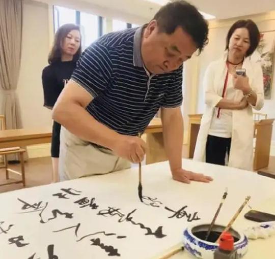明星卖字画成挣钱新招？姜昆四个字卖出四万多，画鸭子被嘲像乌龟