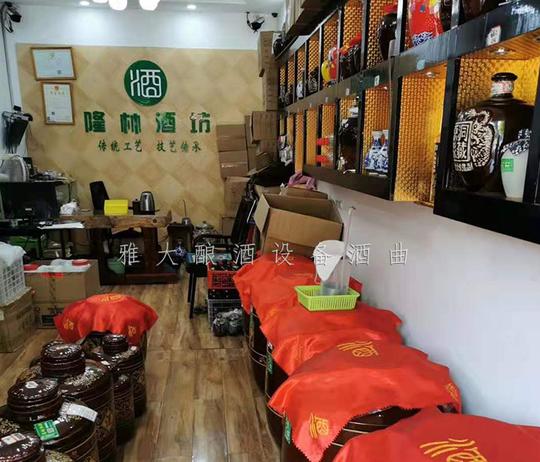 家庭主妇用小型酒厂酿酒设备开酒坊，一边带娃一边赚钱