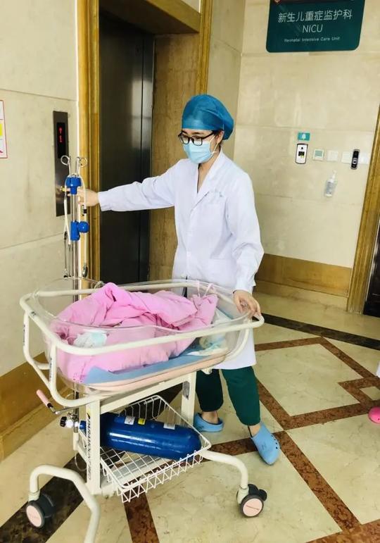 “掌心宝宝”出院啦！出生时胎龄28周、体重仅1040g