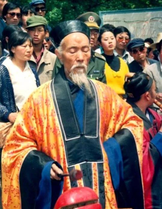 揭秘江湖法师“烧香显灵”的伎俩与“驱鬼斩妖”的各种骗术