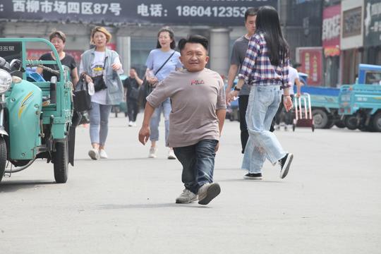 1.2米“小巨人”带400名残疾人组成工厂，自创服装品牌搏击命运