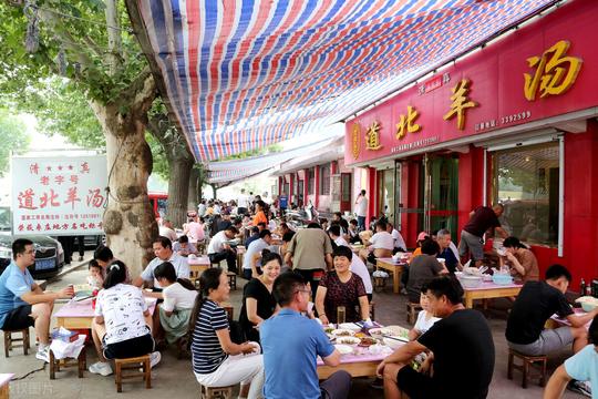 90后夫妻开羊肉馆，吃完羊肉就送现金奖励，老板1年赚130万