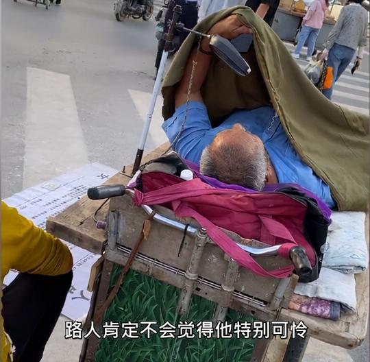 坑队友！郑州街头大妈卖力乞讨，大爷却在偷偷玩手机，被人揭穿