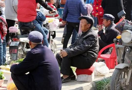 “地摊经济”火爆，一天就能挣好几百，很多农民却不愿涉足，为啥