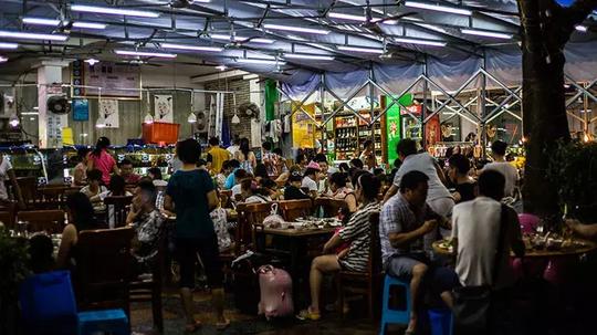 这家店服务差环境差，生意却好到凌晨还在排队，只是因为一头牛！