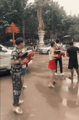 2021超级搞笑的动态图第一期：来，我给你的车检查一下。