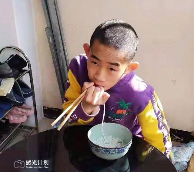 宝宝抬头手不会撑怎么训练