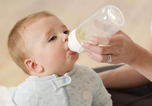 配方乳可以代替母乳吗(母乳转奶粉的正确方法)