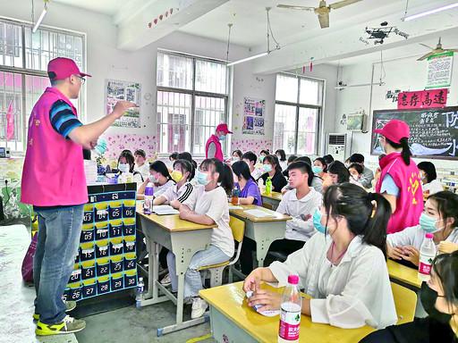 鹤壁市人社局创业服务指导中心的党员干部来到鹤壁工业中专，向学生宣传我市创业扶持政策