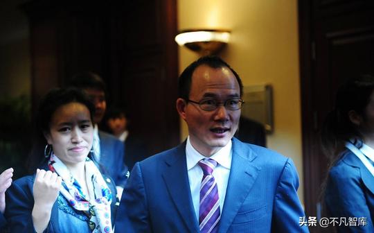 寒门到上海首富仅用6年，4万起家今身价超400亿，被称中国巴菲特