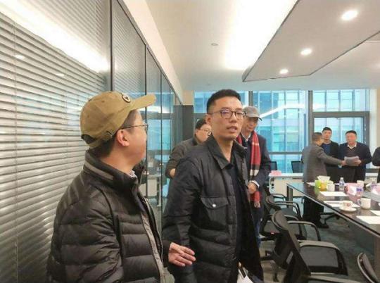 他白手起家成重庆首富，儿子花上亿买豪车，今企业没落负债200亿