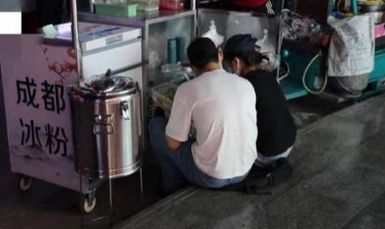 兰州街头最特殊的小摊：聋哑夫妇摆摊卖冰粉，没有吆喝却生意火热