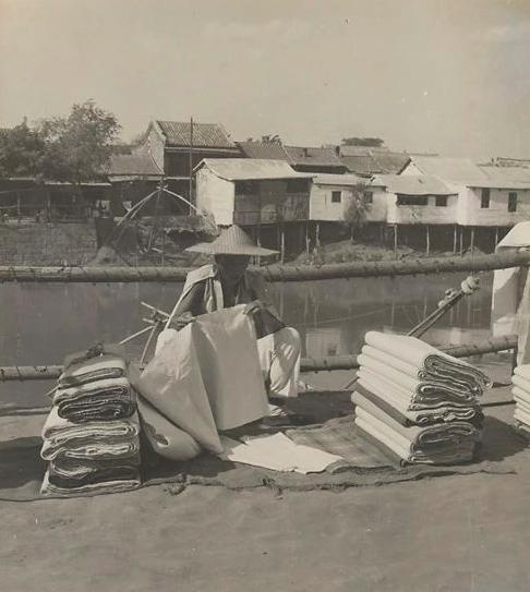 100年前的各种地摊，只要摆摊的地方人流量足够大，就不愁没生意