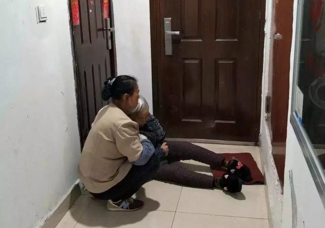 孩子摔倒后扶不扶