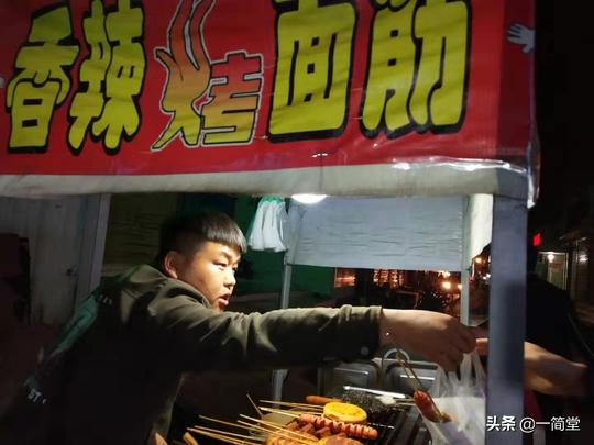 每月纯收入过万很轻松：商洛小伙在西安卖烤串，每天工作10小时