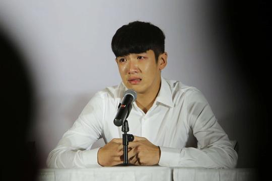太做作！柯震东超跑停路边捉蟑螂，和车内美女还上演浓情一刻？