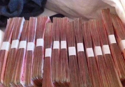 老汉捡破烂为生，一钩子刨到一个襁褓，有钱人出20万都不卖