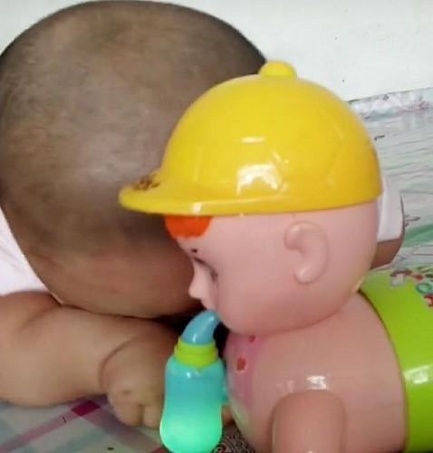 不给孩子买玩具就哭闹怎么办