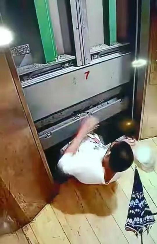 13岁男孩被困电梯，为自救强开电梯门不慎坠亡，保安：没有收到求助信息