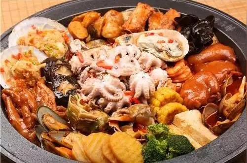 秦皇岛的这家海鲜饭店，面积不很大，吃饭的人挺多，生意火爆