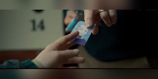 真实事件改编的年度冷门佳片《流浪猫鲍勃》：好好活着就挺有意义
