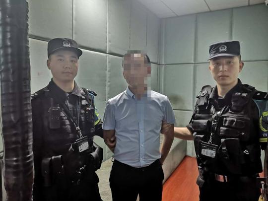 地摊买来“警服”和“警官证”，男子假冒警察被白云公安抓获