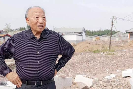 卖粪起家，40岁创业，如今年入超700亿，马云冒雨拜访他