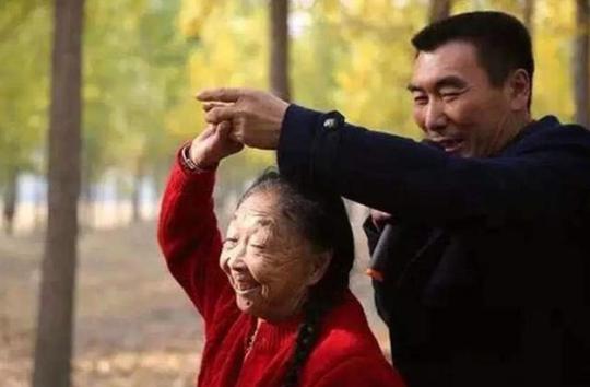 近40岁的年龄差，60老太为爱整容，她与年轻小伙婚后生活如何