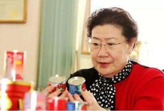 在红牛背后默默发财的中国大妈：60岁才创业，靠卖易拉罐身价过亿