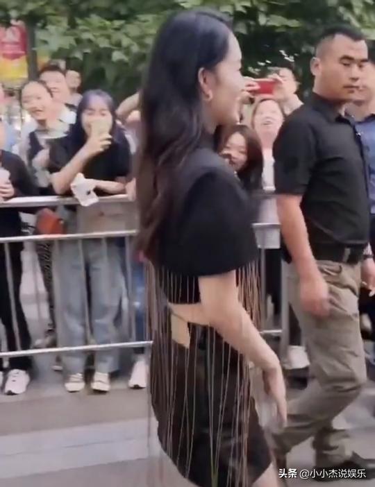 李沁凉鞋出席活动，上衣短到肚皮全见，突然害羞还捂嘴快走