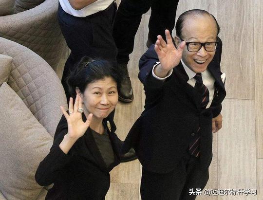 拿父亲4亿美金创业，今成隐形富豪坐拥千亿资产，54岁仍不结婚