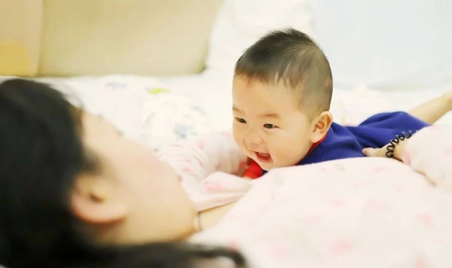 宝宝总是爱抓脸怎么办