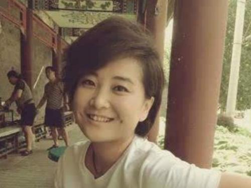 “悲苦”的贾玲：19岁丧母北漂，姐姐供她九年，冯巩管她吃住