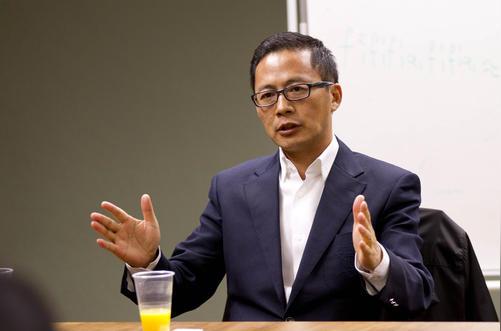 33岁回国创业，被誉风投教父，公司市值百亿，妻子是全国武术冠军