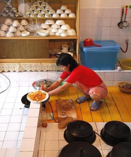 朝鲜农村媳妇，小买卖赚钱，家里买米买面穿衣做饭，一样也拉不下