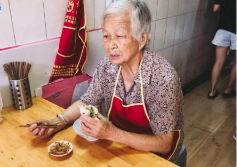 济南包子铺开了多年依然生意火爆，两口大锅卖不过来……