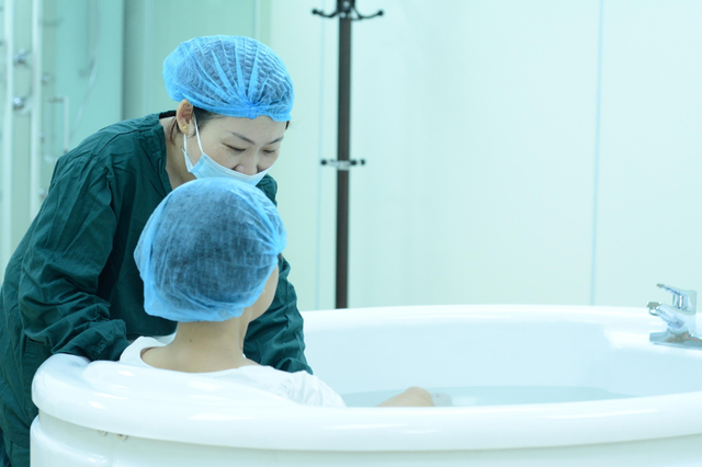谢依霖水中分娩顺利产下一女