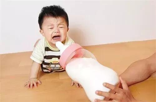 宝宝不吃奶瓶怎么回事？可能是这两个原因