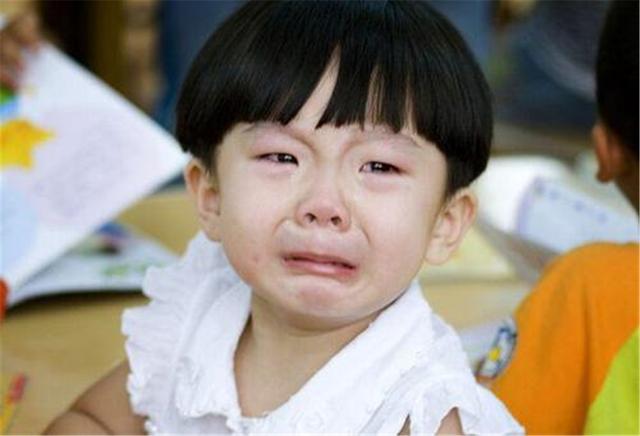 孩子在幼儿园里哭闹着想回家怎么办