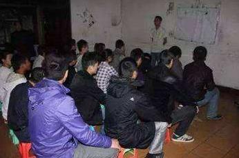 三姐妹早早辍学，嫁给别人，只为供弟弟做生意，他却这样报答全家