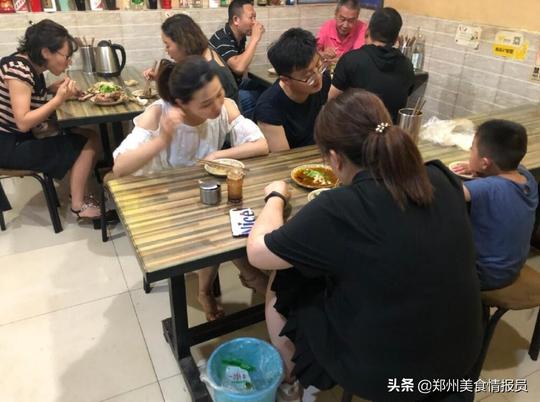 宋河羊肉板面，在郑州开业十几年，很多人都是来吃羊蝎子和羊蹄
