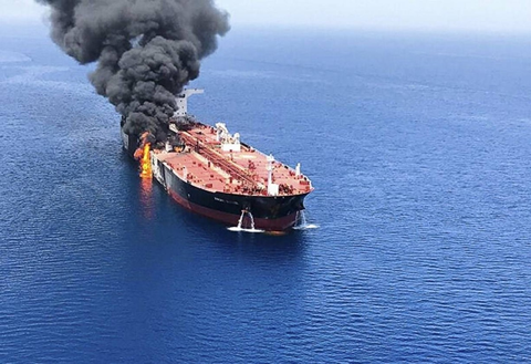 无人机袭击油轮